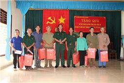 Trung tướng Trần Quang Phương tặng quà đối tượng chính sách tại ATK Định Hóa